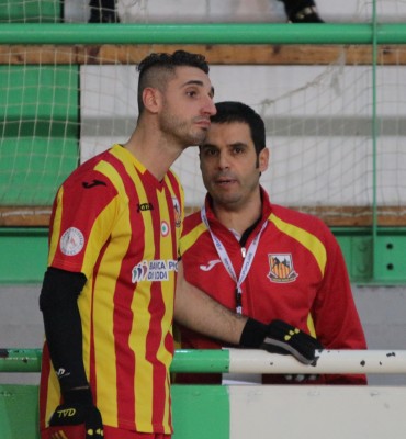 Nuno Resende a colloquio con il capitano giallorosso Illuzzi (Foto Roberta Mirabile)