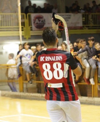 Nella foto di Roberta Mirabile, De Rinaldis saluta il suo ex pubblico al termine della gara di andata