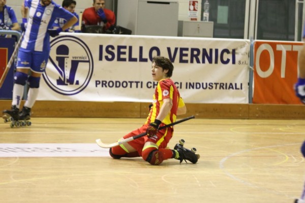 Giulio Cocco esulta: qualche (stupido) strascico nella sua esultanza dopo il gol. Per noi è un atteggiamento alquanto professionale, visto che è (e sarà) un giocatore del Lodi (Foto Mirabile)