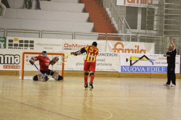 Platero trasforma il rigore del 3-0 con una perfetta esecuzione (Mirabile)