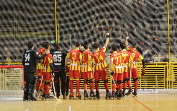 L'Amatori festeggia il successo nel derby lombardo (foto Mirabile)
