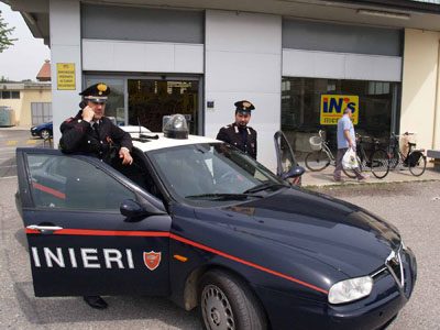 Casalpusterlengo - Pattuglia carabinieri davanti al supermercato rapinato