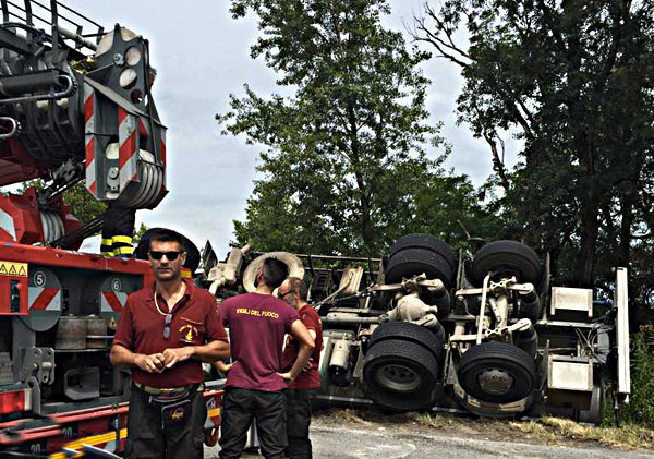 vigili-fuoco-camion-ribaltato