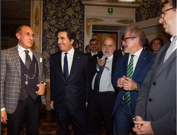 L'arrivo alla serata di premiazione e inaugurazione di Urbano Cairo, presidente di Cairo Editore. Insieme a lui da sinistra il Direttore di Palazzo Reale, Domenico Piraina; il DG di Cairo Editore, Giuseppe Ferrauto; il Governatore della Lombardia, Roberto Maroni; l'Assessore alla Cultura del Comune di Milano, Filippo Del Corno;