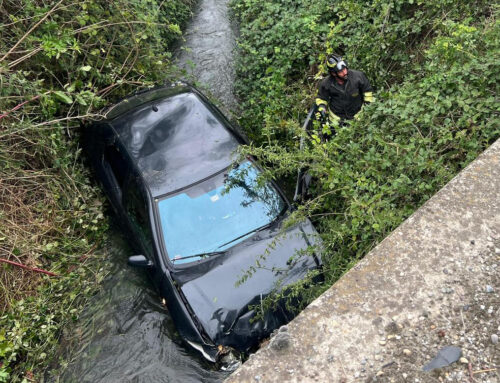 Auto finisce in un fossato a Lodi Vecchio: quattro feriti