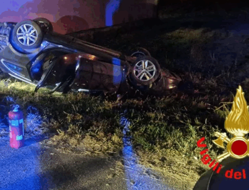 Tamponamento a catena sulla 235: auto si ribalta nel campo, coinvolti anche due bambini