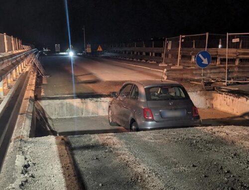 Casalpusterlengo, auto finisce nel cantiere della tangenziale: nessun ferito