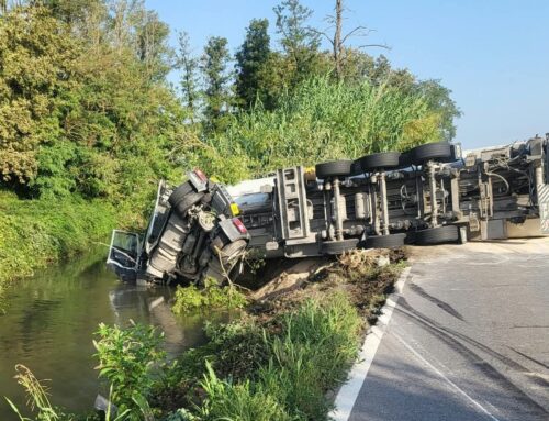 Incidente sulla Valtidone, mezzo pesante si ribalta nel fossato: strada chiusa a Valera Fratta